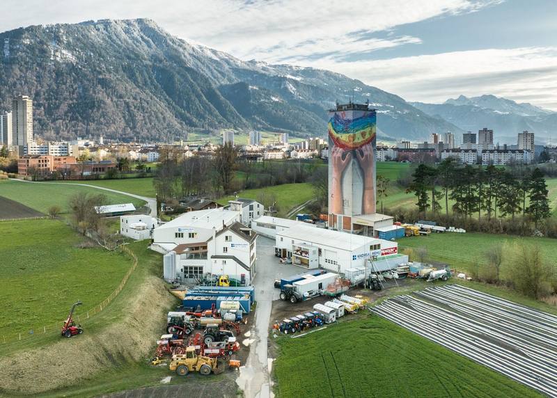 Luftaufnahme des Areals in Chur: Werkstatt, Maschinen und der Mühleturm vor dem Churer Rheintal