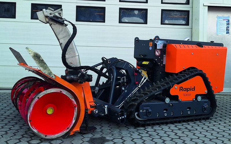 Rapid-Raupenträger mit Schneefräse in der Werkstatt
