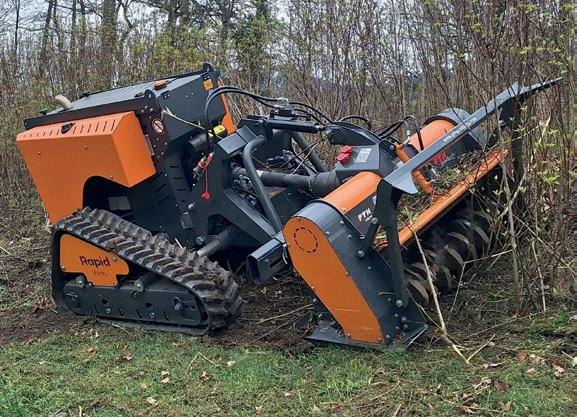 Rapid ROBO FLAIL, orangefarbener Raupenmulcher im Einsatz an einem Waldrand